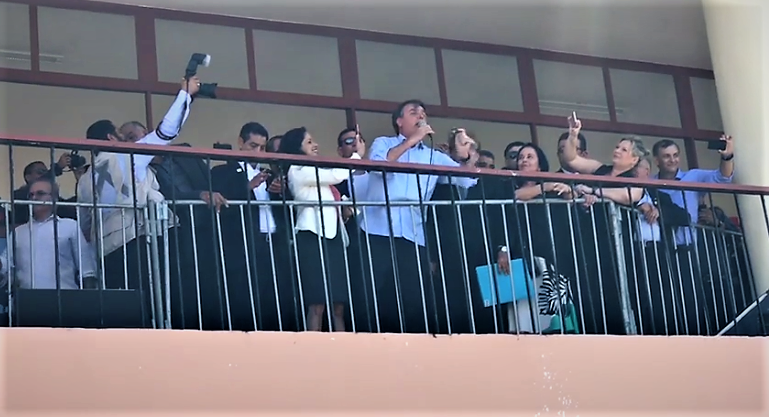 Bolsonaro discursa durante visita em Parnaíba